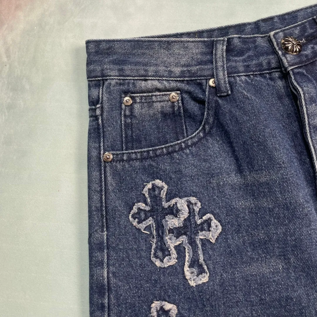 🅿️290 🔘Style No.-KL160 🔘Cro Heart𝐂𝐡𝐫𝐨𝐦𝐞 𝐇𝐞𝐚𝐫𝐭 Denim patch tassel cross jeans* The high-end quality is completely different from the currency on the market! It has been heavily washed, showing a natural worn and aged effect, and is full of retro charm, just like it came from the old fashion era. The customized denim patch cross adopts full right-angle hand-embroidery technology. Every stitch is full of ingenuity. The patch and denim are perfectly integrated, and the cross pattern is three-dimensional and exquisite. The aged silver buckle and the complete set of metal accessories are all custom-made from molds, with superb texture, harmonious color matching, strong durability, and luxurious details. This kind of craftsmanship and quality make it stand out among many jeans. Whether you are going out daily or attending trendy events, wear it and you will be the center of attention! For matching, you can choose a simple white T-shirt for the upper body to highlight the personality of jeans; or pair it with a black leather jacket and Martin boots to create a cool street style. If a couple wears it together, each with a different style of top, it will be the most beautiful scene when going out!  Size: S M L XL XXL (28.30.32.34.36) Color: Blue
